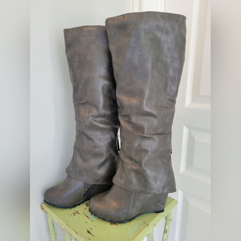 NWOB SZ 5 Breckelle's leather tall boots.